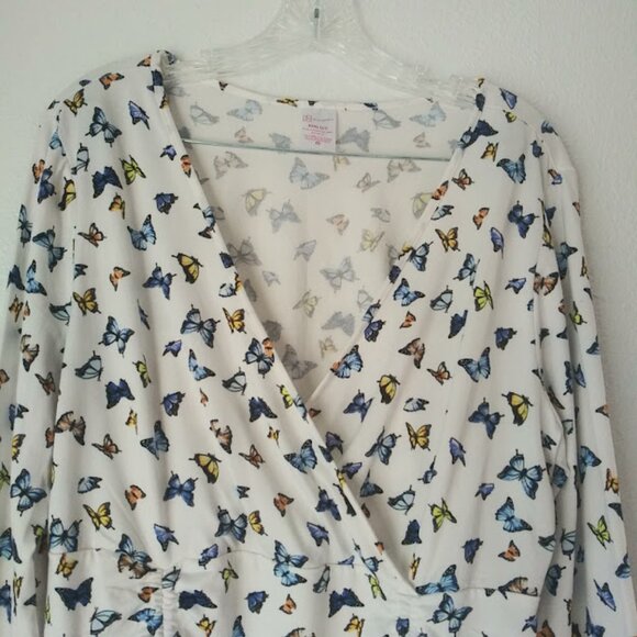 No Boundaries women's size XXXL (21) butterfly all over print blouse - Picture 2 of 15